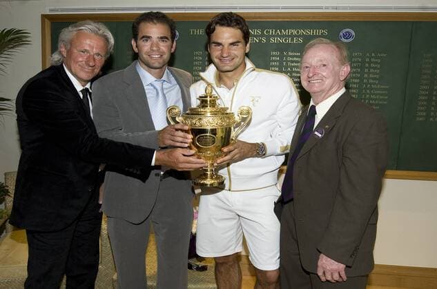 Roger Federer (Schweiz, 2.v.re.) gewinnt mit Wimbledon 2009 seinen 15. Grand Slam Titel - Die Tennislegenden Björn Borg (Schweden, li.), Rod Laver (Australien, re.) und Pete Sampras (USA) würdigen dies mit einem Besuch Tennis Herren All England Championships 2009, Grand Slam, ATP Tour Gruppe Wimbledon London Begeisterung, Freude,