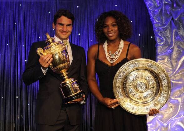 Serena Williams (USA) und Roger Federer (Schweiz) präsentieren beim Champions Dinner ihre Trophäen für den Wimbledon Sieg 2009 Tennis Herren All England Championships 2009, Grand Slam, ATP Tour, WTA, Damen Gruppe Wimbledon London Begeisterung, Freude,