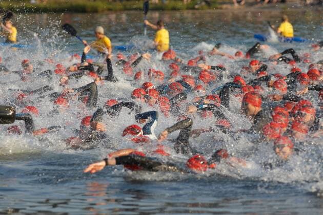 Teilnehmerfeld beim Start des Ironman Germany 2009 mit der ersten Disziplin Schwimmen Triathlon EM Herren Ironman Germany 2009, European Championship Totale Frankfurt M.
