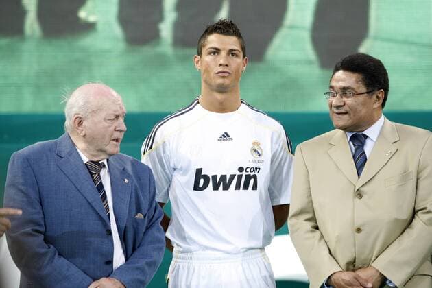 Neuzugang Cristiano Ronaldo (Mitte) zwischen Ehrenpräsident Alfredo di Stefano (beide Real Madrid, li.) und Eusebio (Portugal) -  - NOxONLINExUSE Fußball Herren Primera Division 2009 2010, 1. Spanische Liga, Real Madrid CF, Präsentation, Pressetermin, Vdig Gruppe Madrid