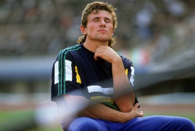 Sergej Bubka (UdSSR) Leichtathletik Herren 1990 Einzelbild Aufnahmedatum geschätzt Nachdenklichkeit, Konzentration,