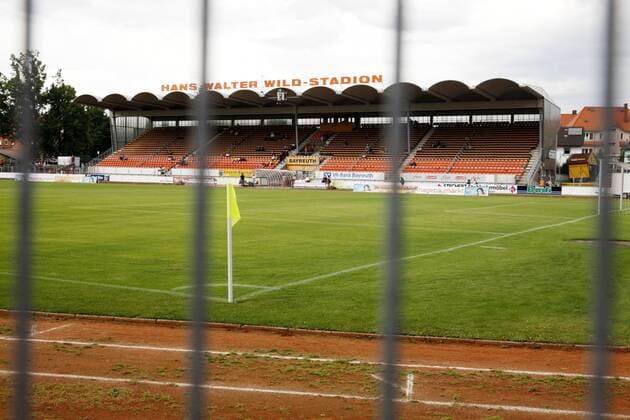 Fußball, Stadiongeschichte SpVgg Bayreuth Stadiongeschichte Blick durch einen Gitterzaun in das Hans Walter Wild Stadion - Heimspielstätte der SpVgg Bayreuth Fußball Herren Saison 2009 2010, Test, Testspiel, SpVgg Bayreuth Totale Hans Walter Wild Stadion Bayreuth