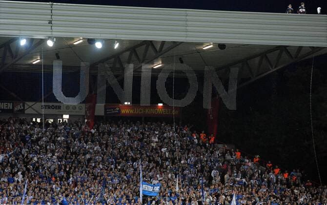Hertha Fanblock hinter Sicherheitsnetz mit dem Schriftzug Union während der Eröffnungsfeier des Stadions an der alten Försterei, Heimspielstätte des 1. FC Union Berlin Fußball Herren Saison 2009 2010, Test, Testspiel, 1. FC Union Berlin - Hertha BSC Berlin, Totale Stadion an der alten Försterei, alte, Wuhlheide Berlin