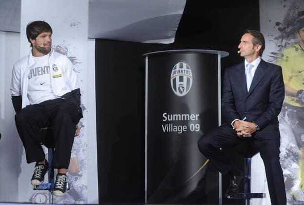 Neuzugang Diego (li.) wird von Geschäftsführer Jean Claude Blanc (beide Juventus Turin) präsentiert -  Fußball Herren Serie A 2009 2010, Juve, Präsentation, Pressetermin Pressekonferenz Gruppe Trainingslager, 1. Liga Pinzolo