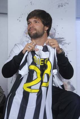 Neuzugang Diego (Juventus Turin) präsentiert sein Trikot -  Fußball Herren Serie A 2009 2010, Juve, Präsentation, Pressetermin Pressekonferenz Einzelbild Trainingslager, 1. Liga Pinzolo