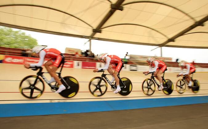 EON Thüringer Energie Team mit Patrick Gretsch, Sascha Damrow, Marcel Barth und Philipp Klein (alle Deutschland) Radsport LM Herren Deutsche Bahnradmeisterschaft 2009, Meisterschaft, DM, Rad, Bahnrad, Bahnradsport, Halle, Indoor Gruppe Erfurt