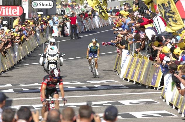 Alberto Contador (Spanien Astana, re.) erreicht das Ziel der 7. Etappe der Tour de France -  Radsport Herren Tour de France 2009, Straßenradsport, Straße, Rad, Vdig Totale 7. Etappe: Barcelona - Andorra Arcalis