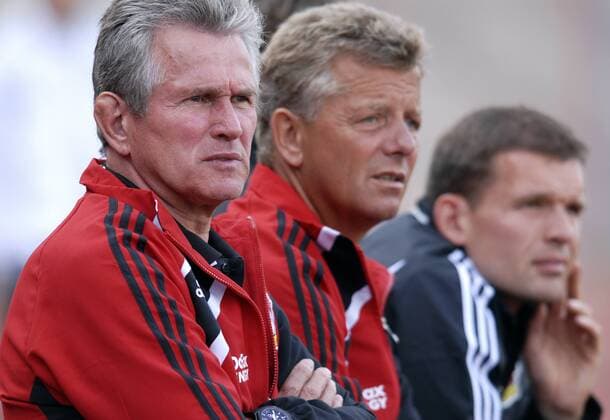 Trainer Jupp Heynckes (li.), Co Trainer Peter Hermann und Konditionstrainer Holger Broich (alle Leverkusen) skeptisch Fußball Herren Zayton Cup 2009, Testspiel 2010, Test, Bayer 04 Leverkusen Gruppe Skepsis,