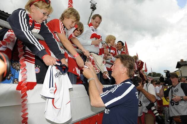 Trainer Louis van Gaal (Bayern) gibt Autogramme Fußball Herren Testspiel 2009 2010, Test, FC Bayern München Gruppe Waging am See