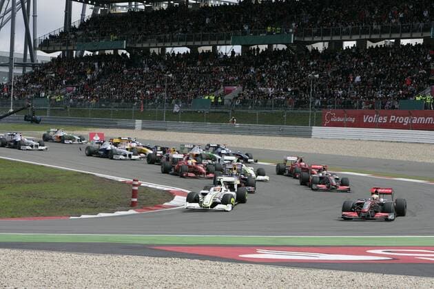 Start zum GP von Deutschland 2009 angeführt von Lewis Hamilton (England McLaren Mercedes, re.) und Rubens Barrichello (Brasilien Brawn GP, li.) Motorsport Grand Prix Herren Großer Preis von Deutschland 2009, Formel 1 Weltmeisterschaft, F1, F, GP, WM Totale Nürburgring Nürburg