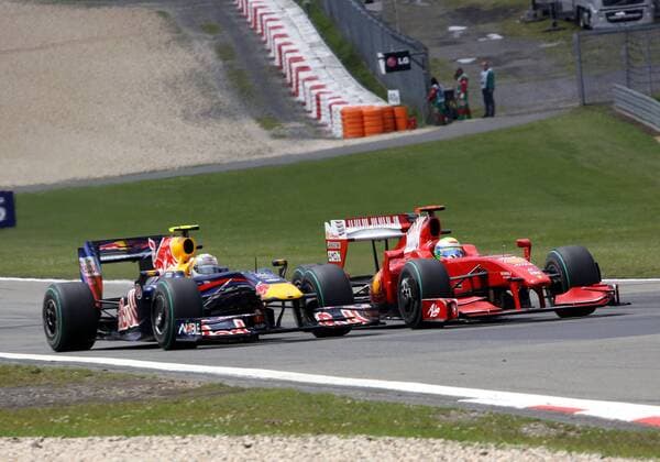 Sebastian Vettel (Deutschland Red Bull, li.) im Duell mit Felipe Massa (Brasilien Ferrari) Motorsport Grand Prix Herren Großer Preis von Deutschland 2009, Formel 1 Weltmeisterschaft, F1, F, GP, WM Gruppe Nürburgring Nürburg