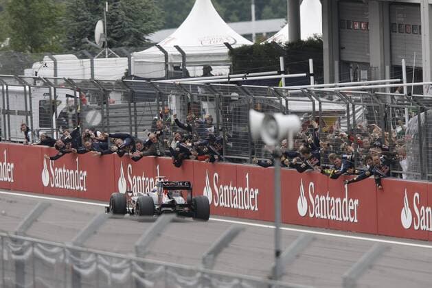 Mark Webber (Australien Red Bull) in seinem Boliden jubelt mit der Crew nach seinem Sieg beim Großen Preis von Deutschland 2009 Motorsport Grand Prix Herren Großer Preis von Deutschland 2009, Formel 1 Weltmeisterschaft, F1, F, GP, WM Totale Nürburgring Nürburg Freude,