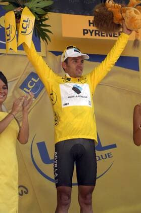 Rinaldo Nocentini (Italien Ag2r) im gelben Trikot bei der Siegerehrung zur 9. Etappe der Tour de France 2009 -  Radsport Herren Tour de France 2009, Straßenradsport, Straße, Rad, Einzelbild 9. Etappe: Saint Gaudens - Tarbes Freude,