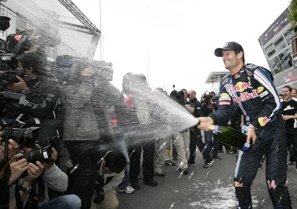 Mark Webber (Australien Red Bull) - Sieger des GP von Deutschland 2009 - gibt den Fotografen eine Sektdusche Motorsport Grand Prix Herren Großer Preis von Deutschland 2009, Formel 1 Weltmeisterschaft, F1, F, GP, WM Totale Nürburgring Nürburg Begeisterung, Freude,