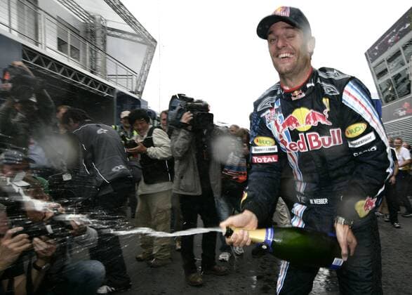 Mark Webber (Australien Red Bull) - Sieger des GP von Deutschland 2009 - gibt den Fotografen eine Sektdusche Motorsport Grand Prix Herren Großer Preis von Deutschland 2009, Formel 1 Weltmeisterschaft, F1, F, GP, WM Einzelbild Nürburgring Nürburg Begeisterung, Freude,
