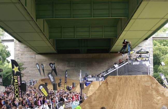 Teilnehmer des Dirt Finales der BMX Masters 2009 bei einem gewagten Air BMX Herren BMX Masters 2009, Freestyle, Dirt Finale Totale Jugendpark Köln