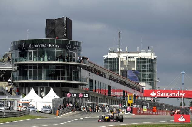 Sebastian Vettel (Deutschland Red Bull) in seinem Boliden am Ende der Start- und Zielgerade des Nürburgrings Motorsport Grand Prix Herren Großer Preis von Deutschland 2009, Formel 1 Weltmeisterschaft, F1, F, GP, WM Totale Nürburgring Nürburg