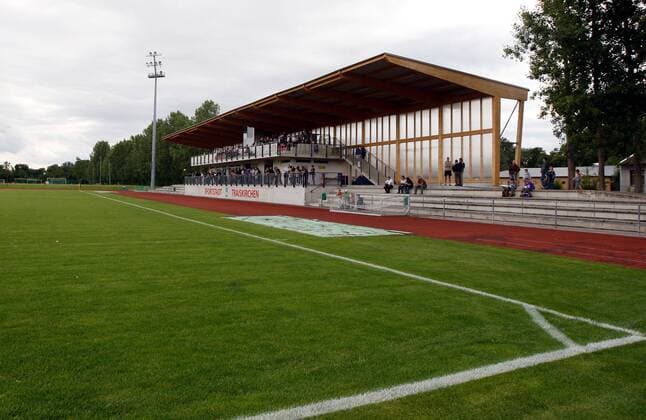 FUSSBALL - BL, A.Wien vs Kaposvar, Testspiel GEPA-10070964048 - TRAISKIRCHEN,AUSTRIA,10.JUL.09 - FUSSBALL - tipp3 Bundesliga powered by T-Mobile, FK Austria Wien vs FC Kaposvar, Vorbereitungsspiel. Bild zeigt Fans. Keyword: Tribuene. Foto: GEPA pictures Christian Ort  Totale