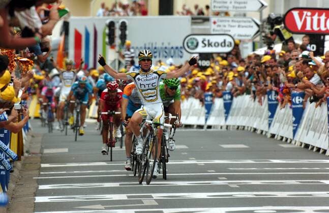 Mark Cavendish (Großbritannien Columbia High Road, Mitte) gewinnt vor Thor Hushovd (re., Norwegen Cervelo) die 10. Etappe der Tour de France 2009 -  Radsport Herren Tour de France 2009, Straßenradsport, Straße, Rad, Gruppe 10. Etappe: Limoges - Issoudun Freude,
