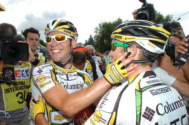 Mark Cavendish (Großbritannien, li.) nimmt Gratulationen von seinem Teamkollegen Bernhard Eisel (Schweiz beide Columbia High Road) entgegen nachdem er die 11. Etappe der Tour de France 2009 gewonnen hat -  Radsport Herren Tour de France 2009, Straßenradsport, Straße, Rad Gruppe 11. Etappe: Vatan - Saint Fargeau Freude,