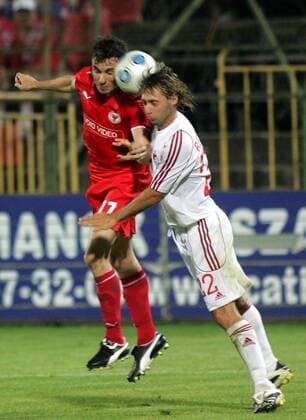 Daniel Mendes (Kalmar, li.) gegen Csaba Bernath (Debrecen) -  Fußball EC 1 Herren Champions League Qualifikation 2009 2010, Debreceni VSC - Kalmar FF, DVSC Gruppe Debrecen Dynamik,
