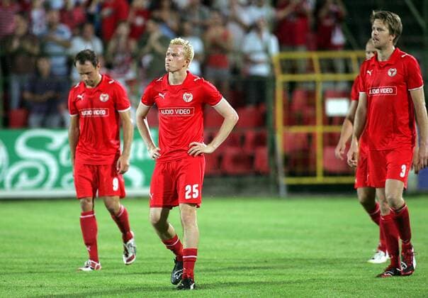 Tobias Eriksson (Mitte) und Joachim Lantz (re., beide Kalmar) enttäuscht -  Fußball EC 1 Herren Champions League Qualifikation 2009 2010, Kalmar FF, Gruppe Debrecen Enttäuschung,