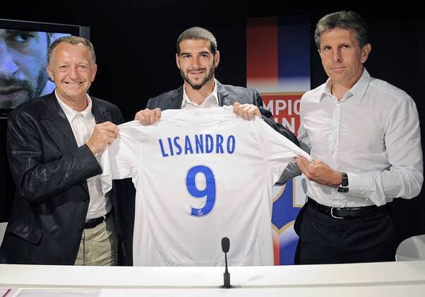 Neuzugang Lisandro Lopez (Mitte) wird von Präsident Jean Michel Aulas (li.) und Trainer Claude Puel (alle Lyon) präsentiert -  (pan32909) Fußball Herren Ligue 1 2009 2010, 1. Liga, Olympique Lyonnais, OL, Präsentation, Pressetermin, PK Gruppe Lyon