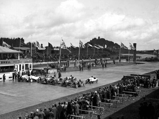 Eröffnung der Nürburgring Nordschleife im Jahr 1927 - Die Boliden haben sich auf der Start und Zielgerade versammelt Motorsport Grand Prix Herren Großer Preis von Deutschland 1927, Formel 1, F1, F, GP Totale Nürburgring Nürburg