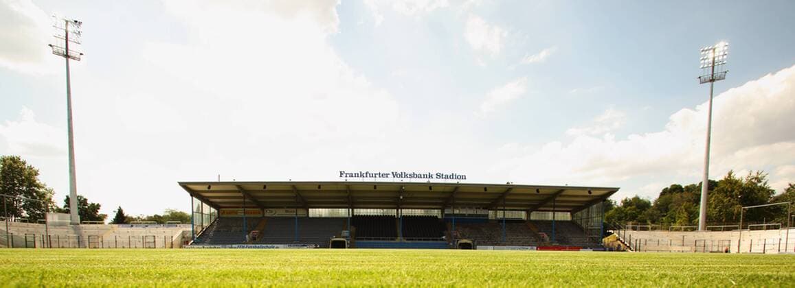 Fußball, Stadiongeschichte FSV Frankfurt Haupttribüne im Frankfurter Volksbank Stadion, Heimspielstätte des FSV Frankfurt Fußball 2. BL Herren Saison 2009 2010, FSV Frankfurt, Fotostory, Stadionstory Totale Frankfurt M.