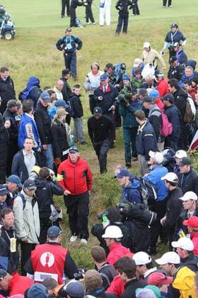 Tiger Woods (USA, Mitte) auf der Suche nach seinem Ball -  Golf Herren The British Open Championship 2009, European PGA Tour, Totale Turnberry, Ayrshire