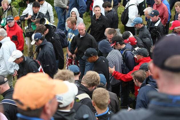Tiger Woods (USA, Mitte) auf der Suche nach seinem Ball -  Golf Herren The British Open Championship 2009, European PGA Tour, Totale Turnberry, Ayrshire