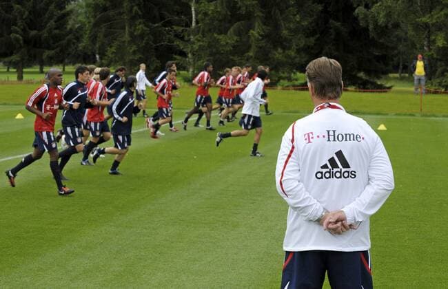 Trainer Louis van Gaal (Bayern) beobachtet seine Mannschaft beim Lauftraining Fußball 1. BL Herren Saison 2009 2010, Trainingslager, Training, FC Bayern München Gruppe Donaueschingen
