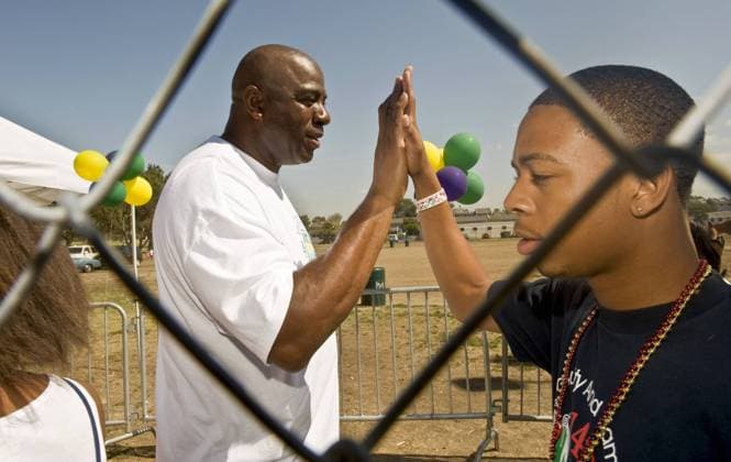 Los Angeles, EARVIN MAGIC JOHNSON high fives a young man as they enter the Magic Johnson Foundation s Annual Mardi Gras for underpriviledged youth at the Magic Johnson Recreation Center - (Credit Image: © Brian Cahn ZUMA Press)  20090717_rnn_ce6_038.jpg o0 Stiftung