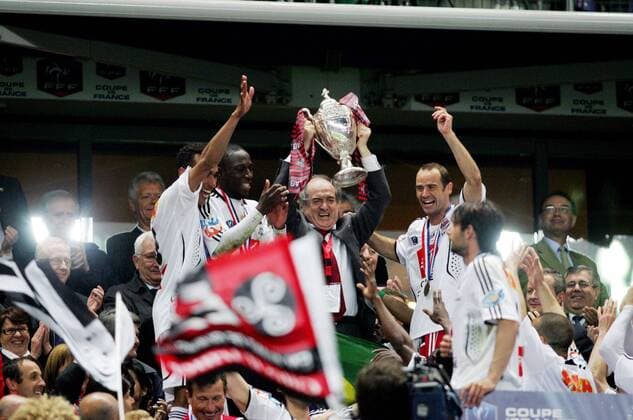 Noel Le Graet et les joueurs - Rennes Guingamp -Coupe de france- Finale - Foot Football - 09.05.2009 - president trophee coupe  o0 EA, EAG, Jubel, Trophäe, Siegerehrung