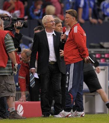 Trainer Louis van Gaal (Bayern) im Interview mit SAT. 1 Reporter Uli Köhler Fußball 1. BL Herren T Home Cup 2009 2010, THome, Test, Testspiel, FC Bayern München Gruppe Journalist Gelsenkirchen