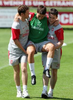 WALTERSDORF, Premier League,, FC Arsenal London, Trainingslager, Training. Bild zeigt Physiotherapeut Colin Lewin, Samir Nasri und Mannschaftsarzt Gary O Driscoll (Arsenal). Keywords: Verletzung.  o0 England