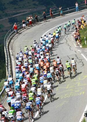 Peloton auf der 16. Etappe der Tour de France 2009 Radsport Herren Tour de France 2009, Straßenradsport, Straße, Rad Totale 16. Etappe: Martigny - Bourg Saint Maurice 