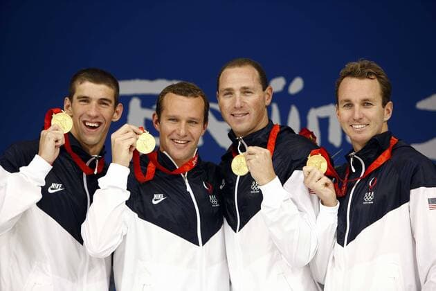 BEIJING, USAswimmers Michael Phelps, Brendan Hansen, Jason Lezak and Aaron Peirsol (L to R) display their medals during the awarding ceremony of men s 4x100m medley relay at the Beijing 2008 Olympic Games  o0 Sieg, Sieger, Olympiasieg, Olympiasieger
