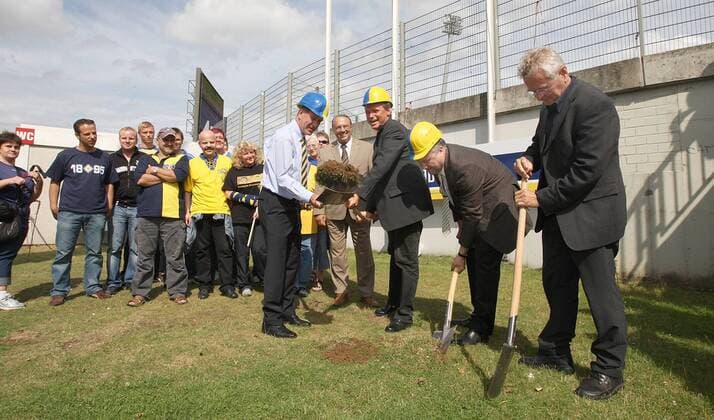Fußball, Stadiongeschichte Eintracht Braunschweig Braunschweigs Oberbürgermeister Dr. Gert Hoffmann (CDU Deutschland, li.) und Präsident Sebastian Ebel (Braunschweig) mit dem ersten Spatenstich bei dem Ausbau der Nordkurve des Eintracht Stadions Fußball Herren 3. Liga 2009 2010, Eintracht Braunschweig Totale EintrachtStadion Braunschweig