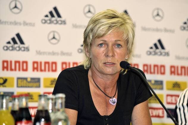 Bundestrainerin Silvia Neid (Deutschland) - Pressekonferenz Fußball Damen Nationalmannschaft 2009, Pressekonferenz, Pressetermin, Frauen, Frauenfußball Einzelbild Sinsheim