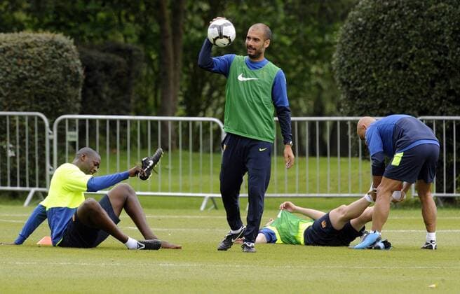Yaya Toure Pep Guardiola ( Entraineur Coach ) - Stage d Entrainement FC Barcelona a Marlow-Angleterre- 21.07.2009 - Foot Football - largeur attitude  o0 Josep Barca