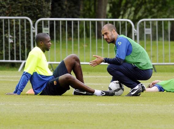 Yaya Toure et Pep Guardiola ( Entraineur Coach ) - Stage d Entrainement FC Barcelona a Marlow-Angleterre- 21.07.2009 - Foot Football - largeur attitude discute discuter  o0 Josep