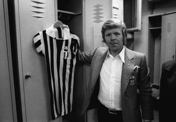 Helmut Haller (Juventus Turin) hängt sein Trikot in den Spind Fußball Herren Serie A 1972 1973, 1. Liga, Juve, Shooting, Einzelbild Aufnahmedatum geschätzt,