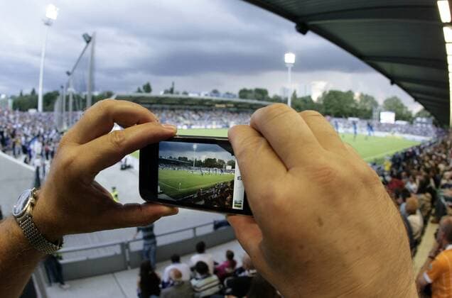 Fußball, Stadiongeschichte FSV Frankfurt Zuschauer fotografiert mit seinem Handy die Neueröffnung des Volksbank Stadions des FSV Frankfurt Fußball 2. BL Herren Saison 2009 2010, Test, Testspiel, Neueröffnung, Eröffnung, Stadioneröffnung Totale Frankfurt M.