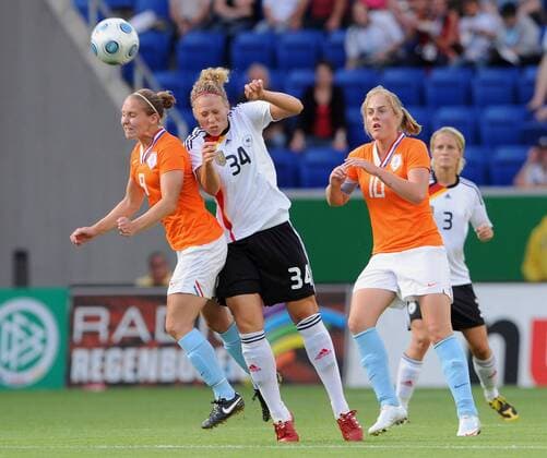 Kim Kulig (Deutschland, Mitte) gegen Manon Melis (li.) und Karin Stevens (beide Niederlande) -  Fußball Länderspiel Damen Freundschaftsspiel 2009, Test, Testspiel, Nationalteam, Nationaltrikot Deutschland - Niederlande 6:0 Gruppe Frauen, Frauenfußball, Sinsheim Dynamik, Kampf,