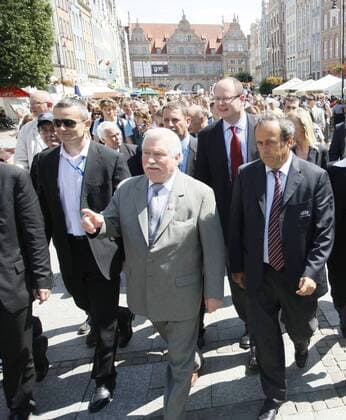 UEFA Präsident Michel Platini (Frankreich, re.) besichtigt mit Lech Walesa (Mitte) und Oberbürgermeister Pawel Adamowicz (beide Polen) die Stadt Danzig, Austragungsort der EM 2012 -  (SPT082) Fußball Herren Vorschau 2009, Euro 2012, Stadionbesichtigung, Stadionbegehung, Besichtigung, Begehung, Vdig Gruppe Danzig