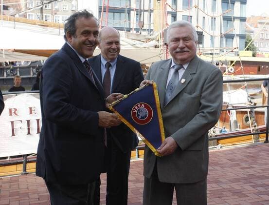 UEFA Präsident Michel Platini (Frankreich, li.) besichtigt Danzig, Austragungsort der EM 2012 und überreicht Lech Walesa (re.) und Grzegorz Lato (beide Polen Präsident des polnischen Fußballverbandes PZPN) einen Wimpel -  (SPT060) Fußball Herren Vorschau 2009, Euro 2012, Stadionbesichtigung, Stadionbegehung, Besichtigung, Begehung, Vdig Gruppe Danzig