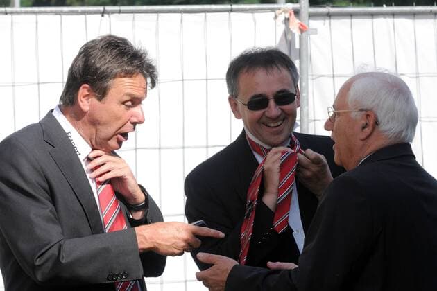 Vorstandsvorsitzender Heribert Bruchhagen (li.) im Gespräch mit Vorstand Dr. Thomas Pröckl (Mitte) und Vizepräsident Klaus Lötzbeier (alle Frankfurt) anlässlich der Saisoneröffnungsfeier Fußball 1. BL Herren Saison 2009 2010, Eintracht Frankfurt, Fanfest, Eröffnung, Saisoneröffnung, Saisoneröffnungsfeier Gruppe Frankfurt M.