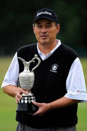 26 July 2009: Loren Roberts (USA) holds the championship trophy after winning the MasterCard Senior British Open in Sunningdale, England. Icon369090726674 o0 Sieg, Sieger Freude Trophäe Pokal Golf EDITORIAL USE ONLY
