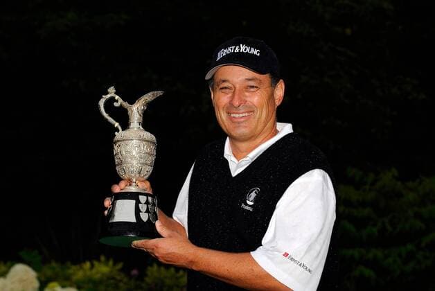 26 July 2009: Loren Roberts (USA) holds the championship trophy after winning the MasterCard Senior British Open in Sunningdale, England. Icon369090726675 o0 Sieg, Sieger Freude Trophäe Pokal Golf EDITORIAL USE ONLY